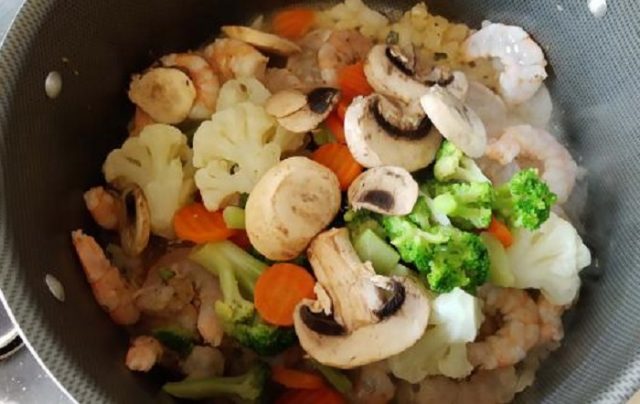 shrimp pasta with veggies