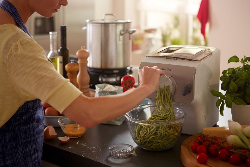 Philips Pasta Maker Plus HR2357/05 with pasta strands ready to serve