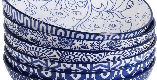 Selamica porcelain dinnerware set – elegant vintage blue bowls perfect for serving pasta and salads.