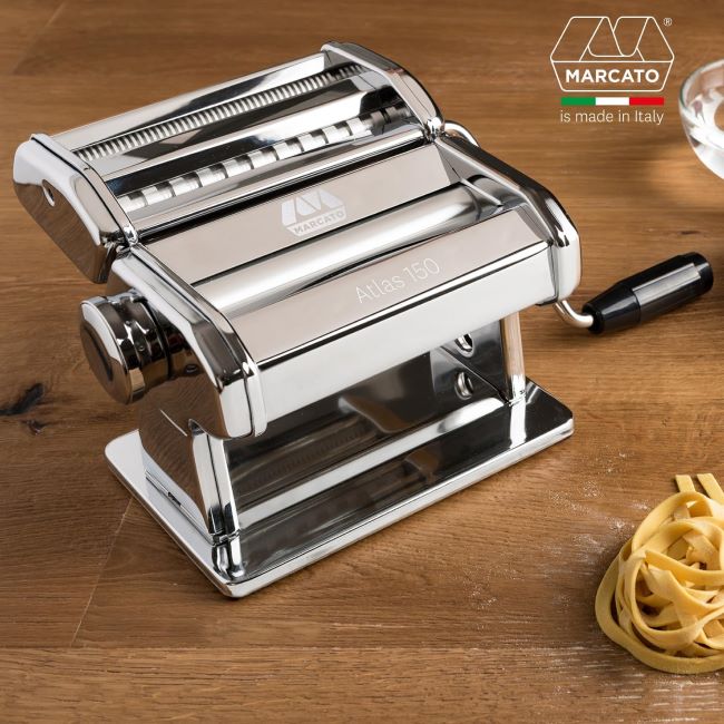 MARCATO Atlas 150 manual pasta maker in chrome steel with black hand crank for lasagna, fettuccine, and tagliolini