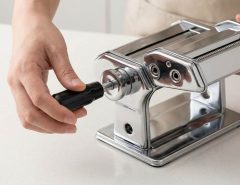 Cleaning Sailnovo 2 in 1 pasta maker with a dry brush