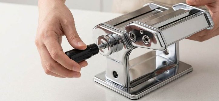 Cleaning Sailnovo 2 in 1 pasta maker with a dry brush